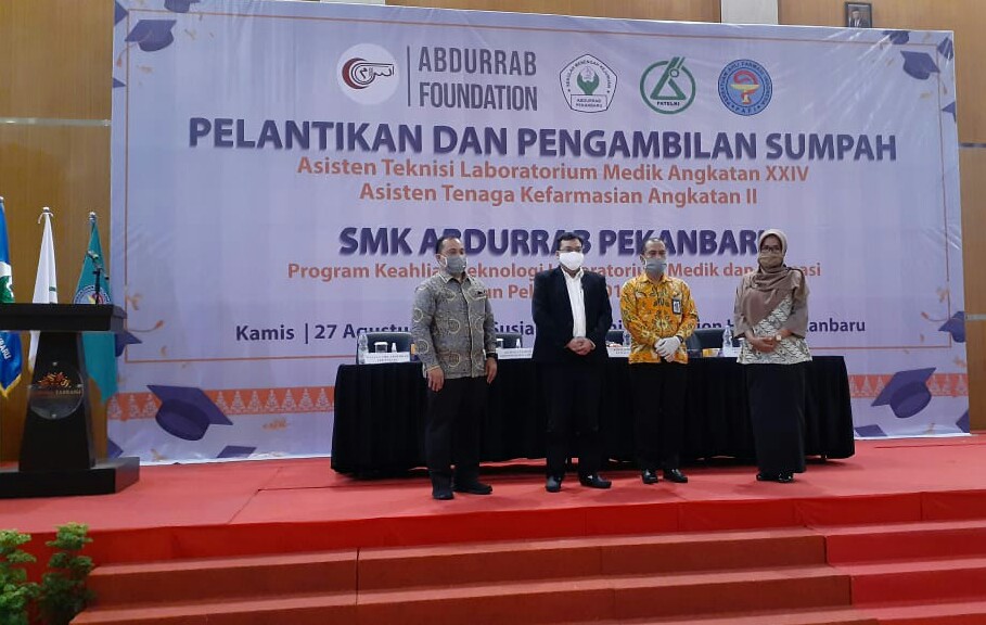 266-berlangsung-khidmat-smk-abdurrab-pekanbaru-menggelar-pelantikan-dan-penyumpahan-asisten-tenaga-kesehatan-dimasa-pandemi