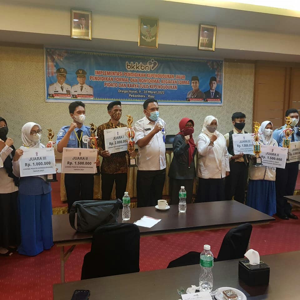 281-smk-abdurrab-pekanbaru-rebut-piala-yang-di-selenggarakan-oleh-bkkbn