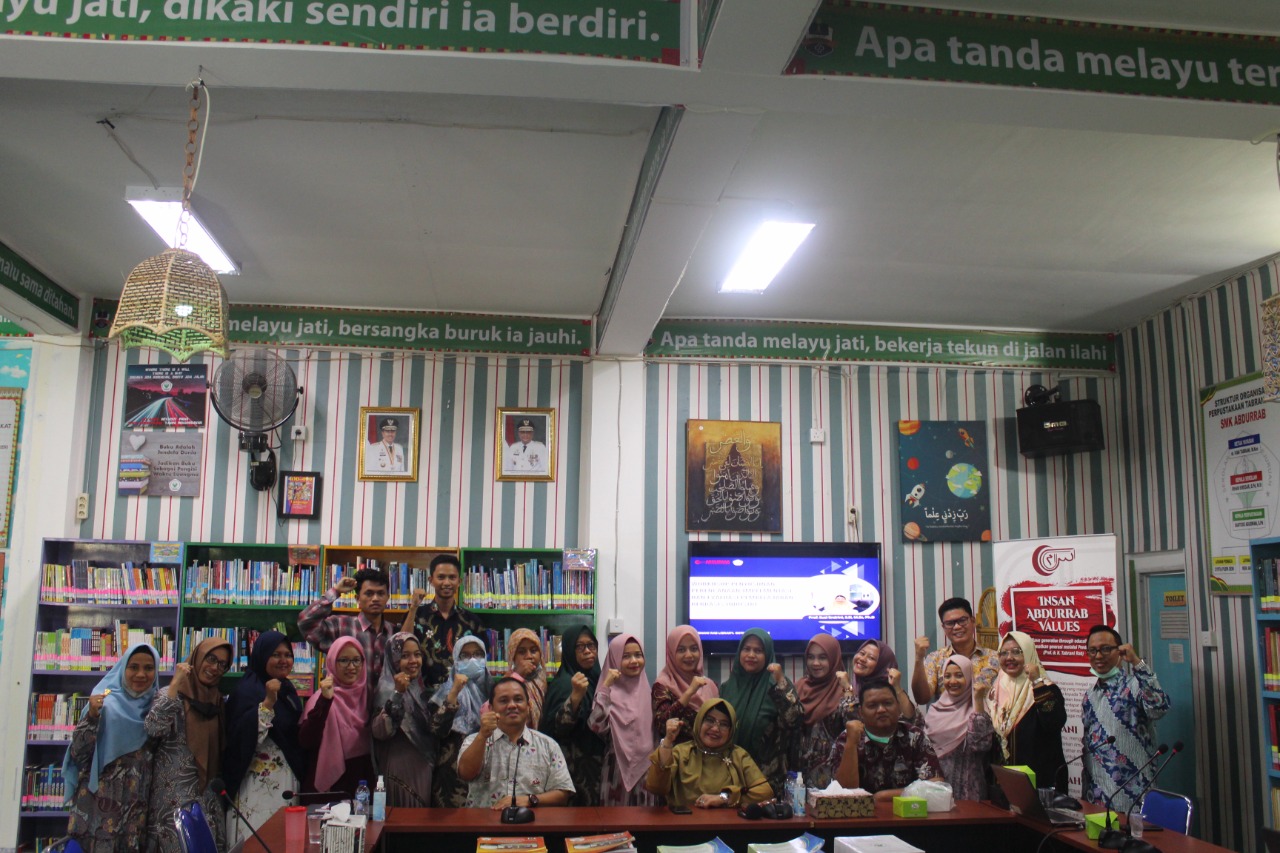 388-workshop-penyusunan-perencanaan-implementasi-dan-evaluasi-pembelajaran-berbasis-industri-bersama-ibu-prof-susi-endrini-ssi-msc-phd-rektor-universitas-abdurrab